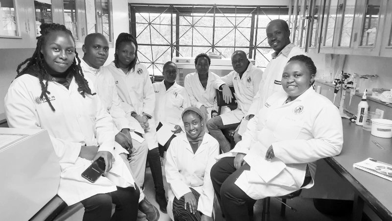 While preparing #competent cells through heat shock to introduce #nanobodies in plasmids for #transformation, we decided to take a #transformed photo with this happy team🥴😅.
Training organised by KU Leuven, Vrije Universiteit Brussel, Universiteit Antwerpen &amp; <a href="/primateresearch/">Kenya Institute of Primate Research - KIPRE</a>