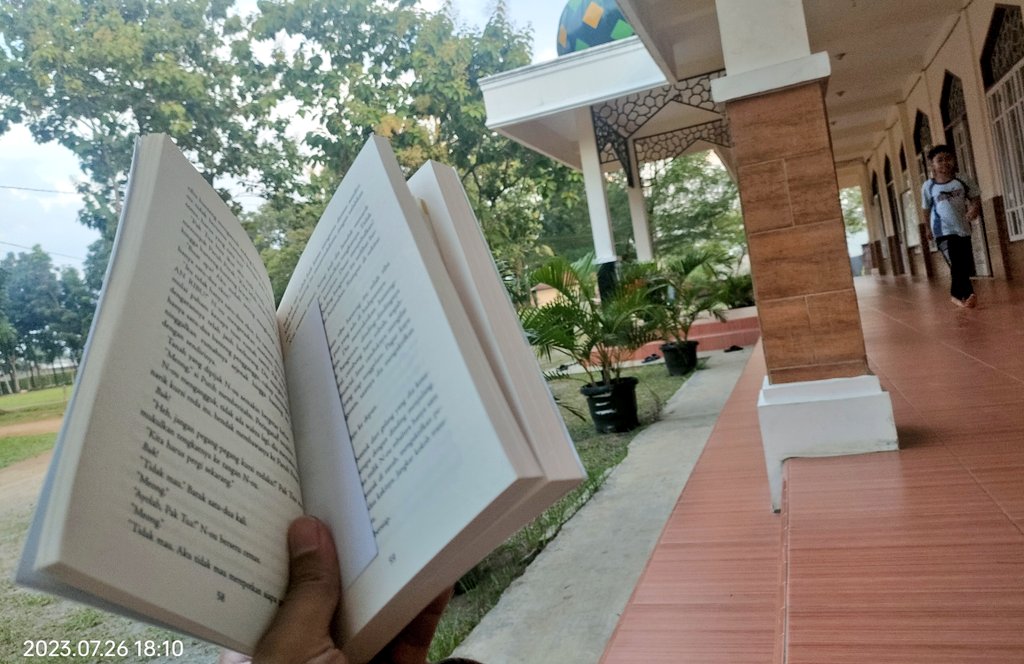 Ana_IbnuAli____'s tweet photo. Habis ngajar, menunggu Maghrib sambil baca #Siputih by Tere Liye. Dari pagi dibawa doang nggak dibaca² 😅.

Walau perut terasa lapar,  walau tadi siang sudah makan nasi padang 🙄

(Pokoknya kalau sudah ngajar dan belajar bawaannya lapar 😬) https://t.co/fdIUMo8dQl