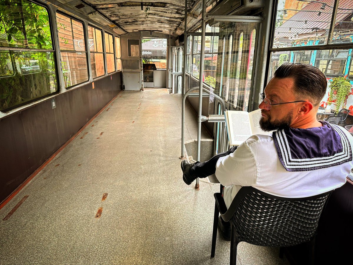 Ja vēlaties netraucēti sabiedriskajā transportā, pirms kura Annuška vēl nav izlējusi eļļu, palasīt Osvalda Zebra “Mežakaiju”, tad dodieties uz Āgenskalnu un netālu no Gunara Janovska bērnības nama atradīsies tieši pāris vagonu šim nolūkam. <a href="/literatuureTV/">Literatūre/Garainis</a>