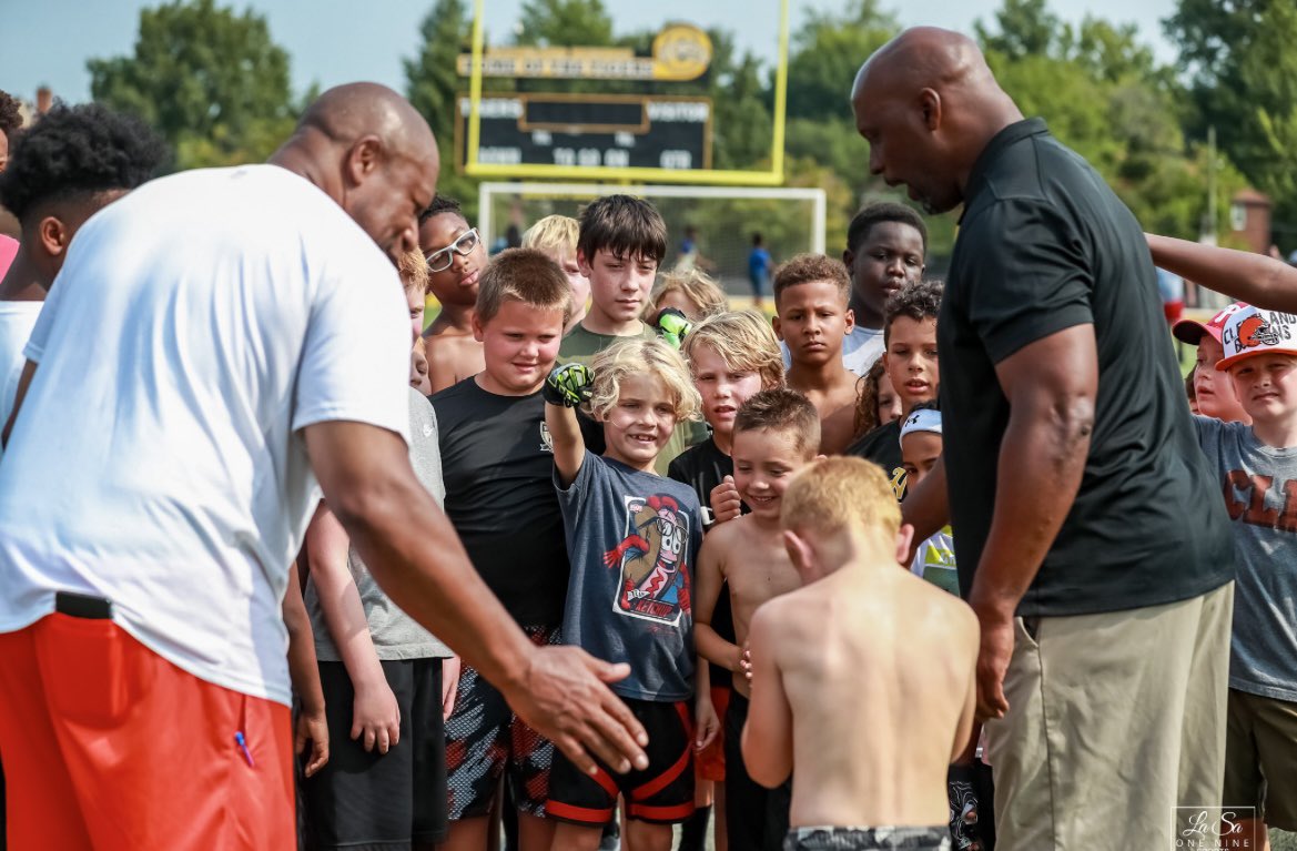 The kids getting a breakdown in with @Browns legend @HanfordDixon29 leading the way with one of the young campers at Mac Stephens NFL Experience Camp at Cleveland Heights! @BrownsYouthFB @CHUHSchools @GoHeightsTigers @RetiredNFLers @NFLPAFmrPlayers @NFL #DawgPound https://t.co/rcvLt9egOt