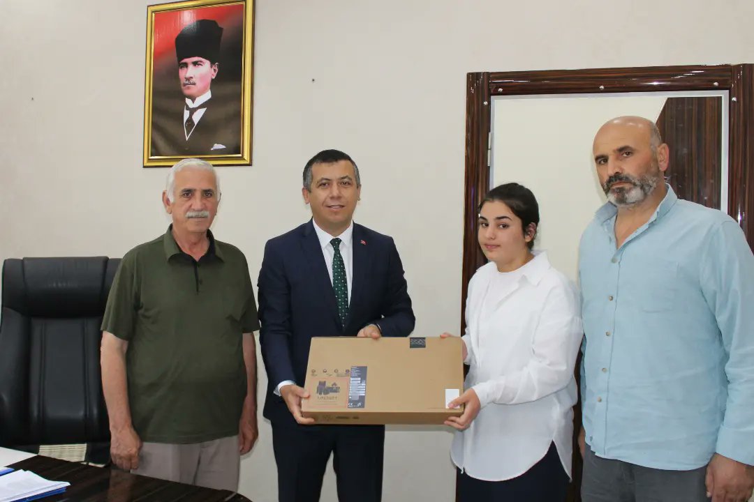 Kaymakamımız Fatih BAYRAM, LGS  ve YKS sınavlarında başarı göstererek ilçe birincisi olan öğrencileri makamında kabul ederek, öğrencileri laptop bilgisayar ile ödüllendirdi. Ziyarette öğrencilere aileleri, okul idarecileri ve İlçe Milli Eğitim Şube Müdürü Sait DEMİR eşlik etti.