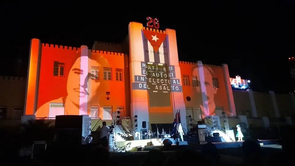 Conmueve, estremece y renueva encontrarse frente a los muros del Moncada en la mañana de la Santa Ana. Sentimos los pasos de Fidel y de la Generación del Centenario con esa pasión que los trajo ante esta fortaleza militar por la libertad de #Cuba. #ConTodosLaVictoria