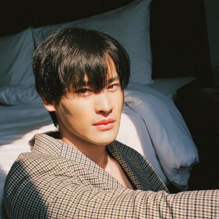 Spałem zaledwie dwie godziny po pracy i czuję się jak zwłoki...

   Czy muszę zaraz wstać? Owszem...
           
           Czy dostałem przed chwilą smsa że najprawdopodobniej wieczorem znów będę musiał wrócić do szpitala? Ależ oczywiście