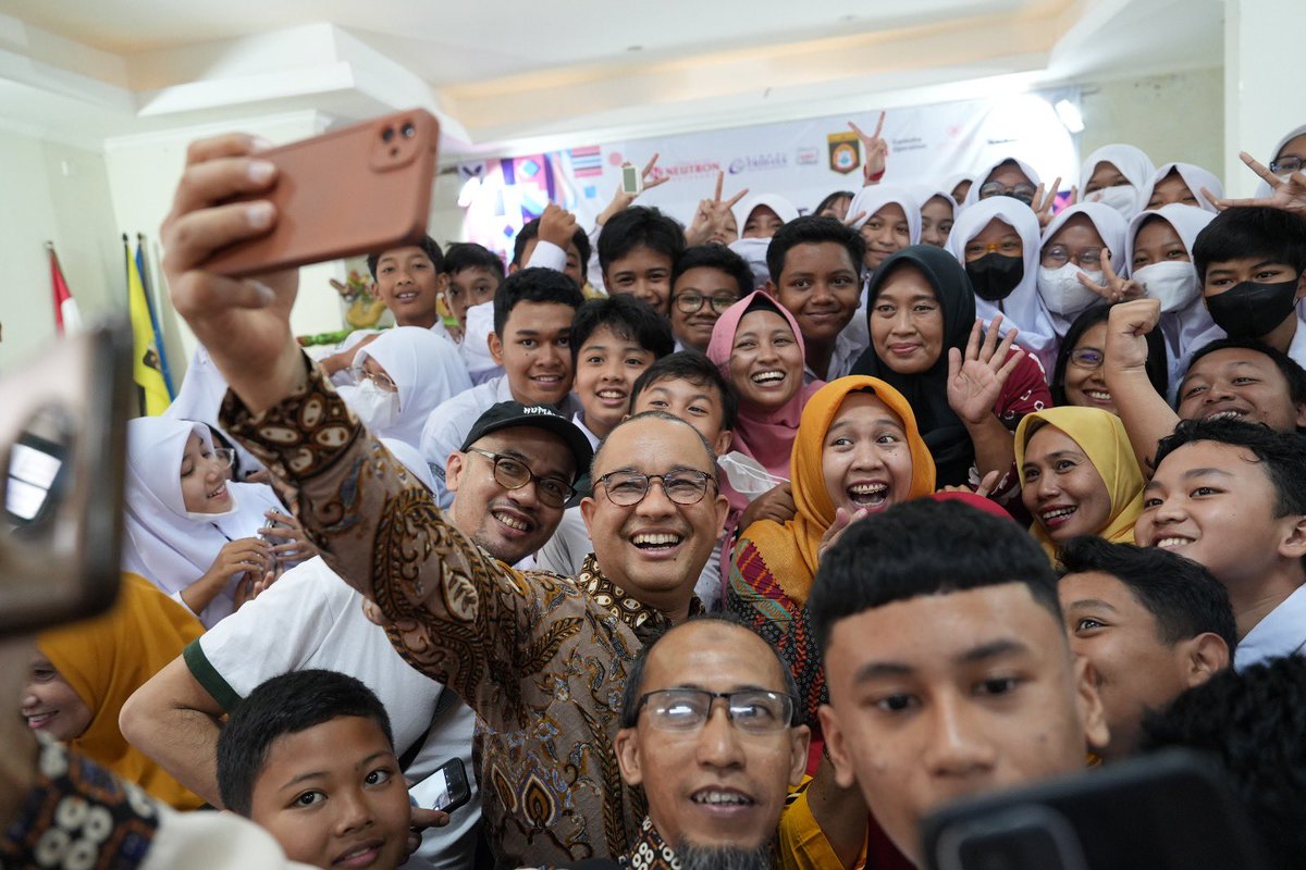 aniesbaswedan's tweet photo. Kembali lagi ke SMP 5 Yogyakarta, menyapa sesama alumni, juga para guru dan adik-adik siswa.

Ini adalah sekolah yang tanpa sengaja melatih mental sekaligus melatih kemampuan public speaking. Kok bisa? Karena saya dulu di OSIS bersama dua teman lainnya masuk ke bagian Pengabdian Masyarakat dan tugasnya: keliling dari kelas ke kelas mengumumkan setiap ada berita kematian dan mengumpulkan uang duka. Begitu masuk ruang kelas, belum bicara, semua siswa sudah tahu bahwa ada kabar duka setiap lihat wajah kami. Kami bertiga seakan Tiga Wajah Kematian. 😐

Teman-teman punya cerita seru apa saat di SMP dulu?