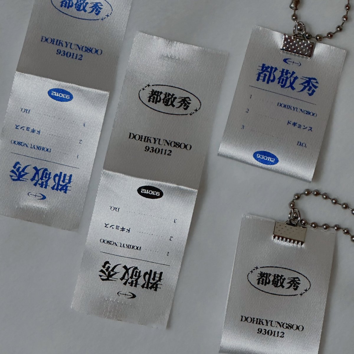 DOMENT_12's tweet image. (𝟭)𝗢'𝗰𝗹𝗼𝗰𝗸 (𝟭𝟮)𝗺𝗶𝗻𝘂𝘁𝗲𝘀⑫

➖

Label keyring 📸

White + Blue / White + Black 3X9