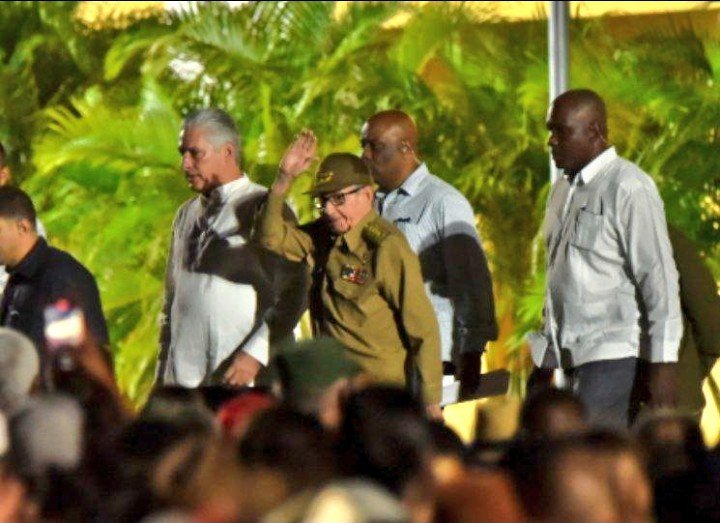 Celebra #SantiagoDeCuba en la madrugada de este 26 de julio emotivo acto por el 70 aniversario del asalto a los cuarteles Moncada y Carlos Manuel de Céspedes. ¡Felicidades a nuestro pueblo en el Día de la Rebeldía Nacional! #70Moncada #ConTodosLaVictoria