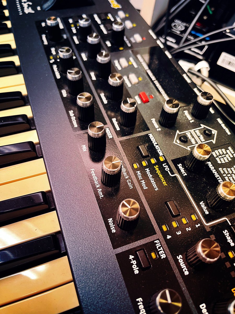 kajitaisamu's tweet photo. 何やら面白そうなシンセがあったので、EWIで使えるか試す。
そのシンセとはDave Smith INSTRUMENTSの『mopho x4』‼️
そうっ‼️あのProphet-5の現代版と言っても過言じゃないシンセ‼️
流石にええ音してます👍もう少し煮詰めればEWIとの相性も良さそう😊

#davesmithinstruments #mophox4 #akaiewi #ewi https://t.co/6g4GMSKCOE