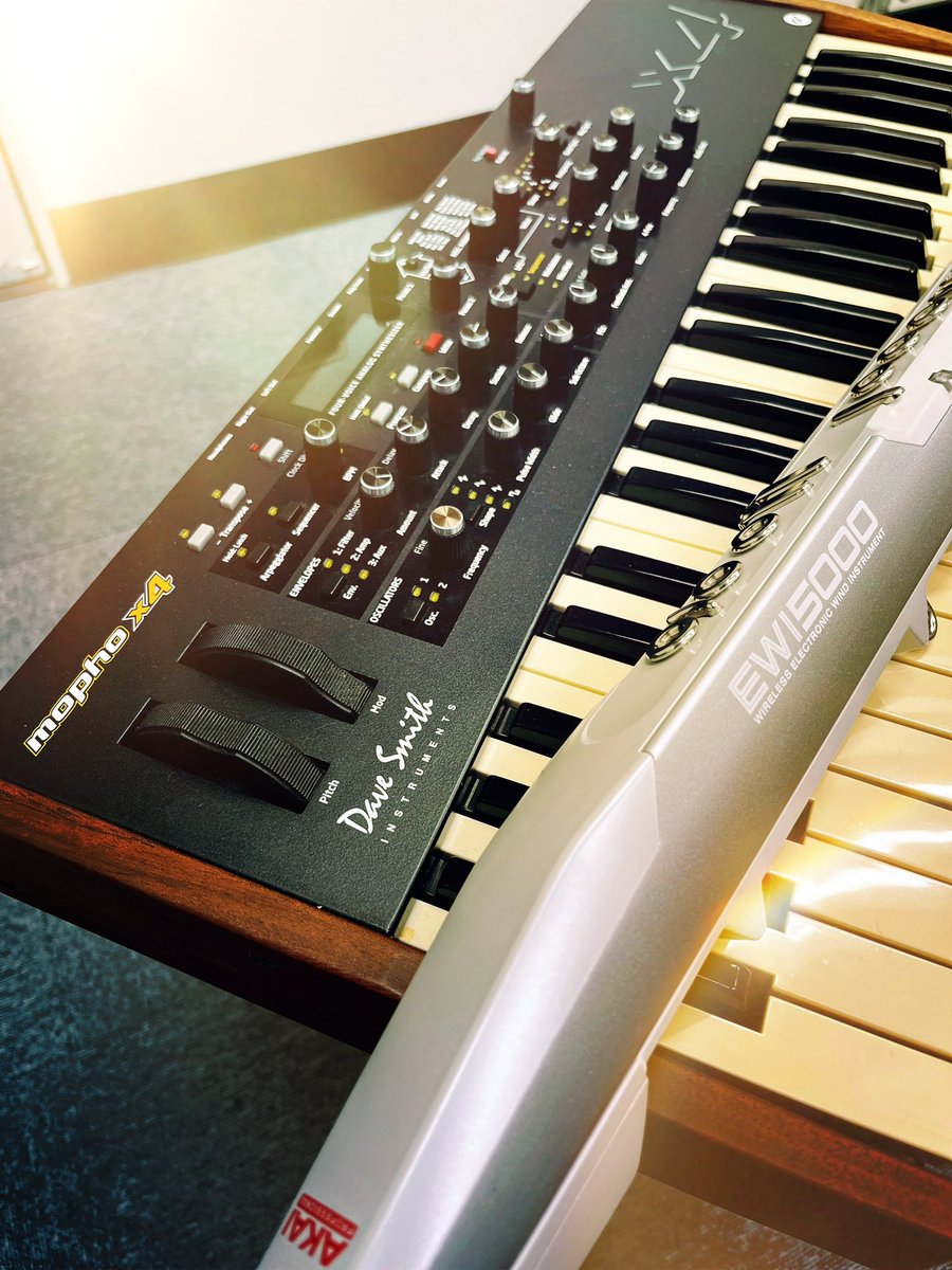 kajitaisamu's tweet photo. 何やら面白そうなシンセがあったので、EWIで使えるか試す。
そのシンセとはDave Smith INSTRUMENTSの『mopho x4』‼️
そうっ‼️あのProphet-5の現代版と言っても過言じゃないシンセ‼️
流石にええ音してます👍もう少し煮詰めればEWIとの相性も良さそう😊

#davesmithinstruments #mophox4 #akaiewi #ewi https://t.co/6g4GMSKCOE