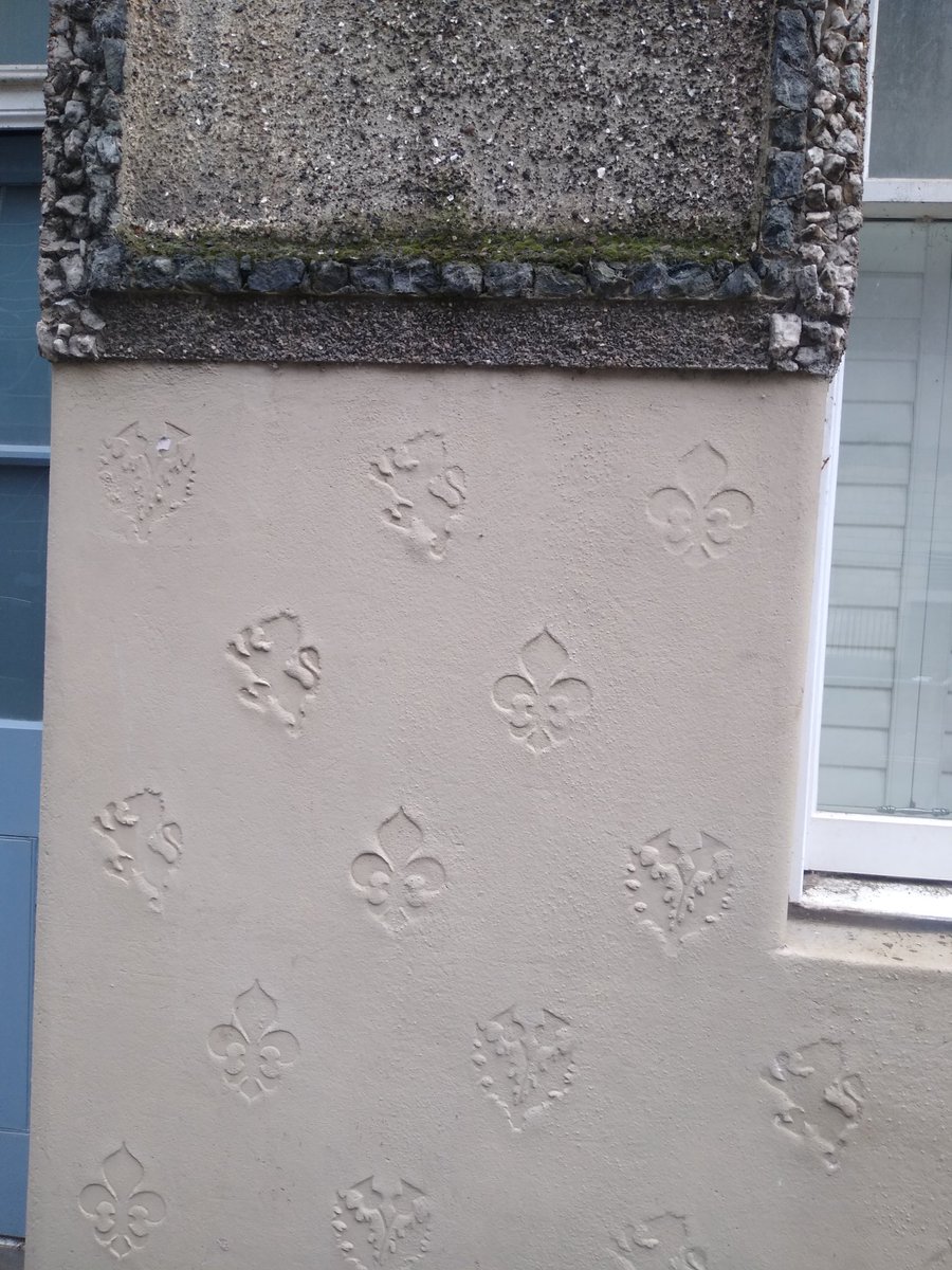 SoulUndergrnd's tweet photo. Interesting building in the New Town but where?
Also the decorative plasterwork is different, haven't seen anything like it.
@cocteautriplets can you guess?
#Edinburgh #newtown #Harling https://t.co/tx43V4lODT