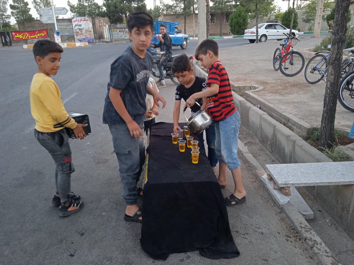 99Misaq's tweet photo. بر گوش جانم میرسد آوای زنگ قافله
این قافله تا کربلا دیگر ندارد فاصله
#ما_ملت_امام_حسینیم
#از_خاوران_تا_کربلا https://t.co/PJ4SvbUAvP