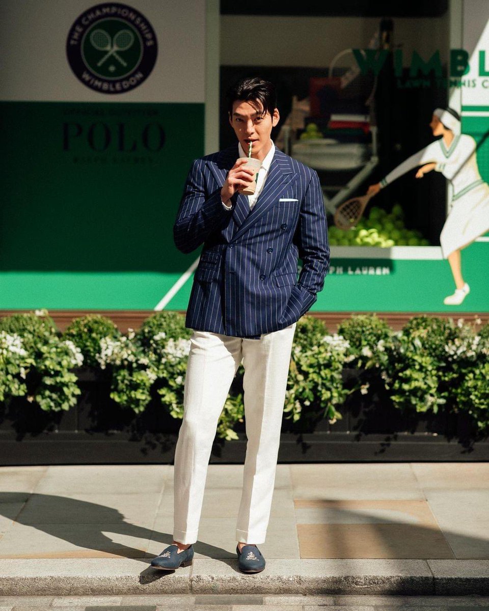 DRAMAPerseViki's tweet photo. Kim Woo Bin posa per Ralph Lauren a Wimbledon 2023 a Londra.

Che eleganza😍
-Bigu-
🎀
#kimwoobin #kactor #kdrama #dorama #dramaticamenteperse https://t.co/RaRg865sBK