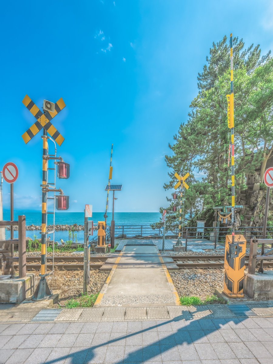 海の見える踏切で