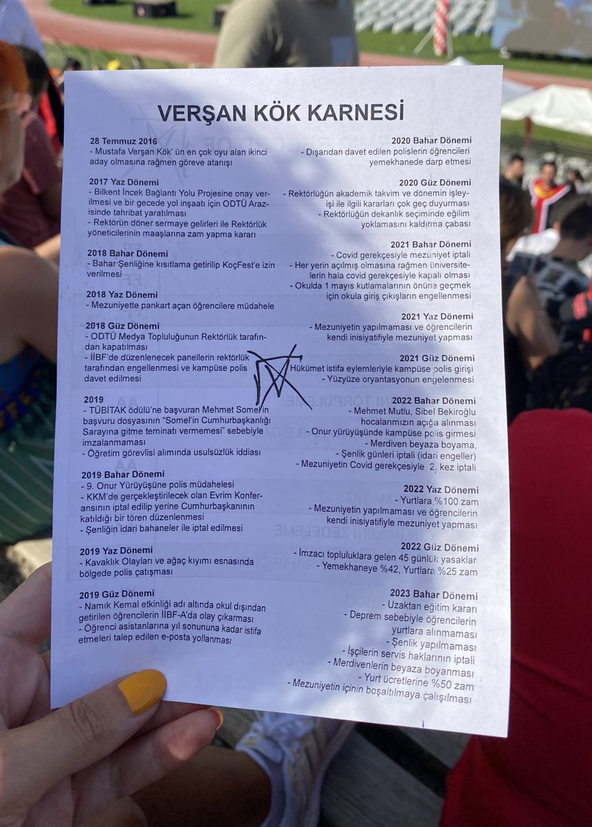 ODTÜ diploma töreninde öğrenciler Verşan Kök rektörlüğünde okudukları sürecin notunu vermişler. 🤘🏼 #odtü