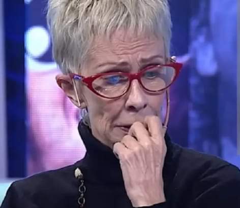 LOVECHIDIN's tweet photo. Dijo que está quebrada, que no tiene un MANGO...
PEROOO, GRITA aguante CRISTINA ..
QUE SE JODA. https://t.co/TVKESB3pRN