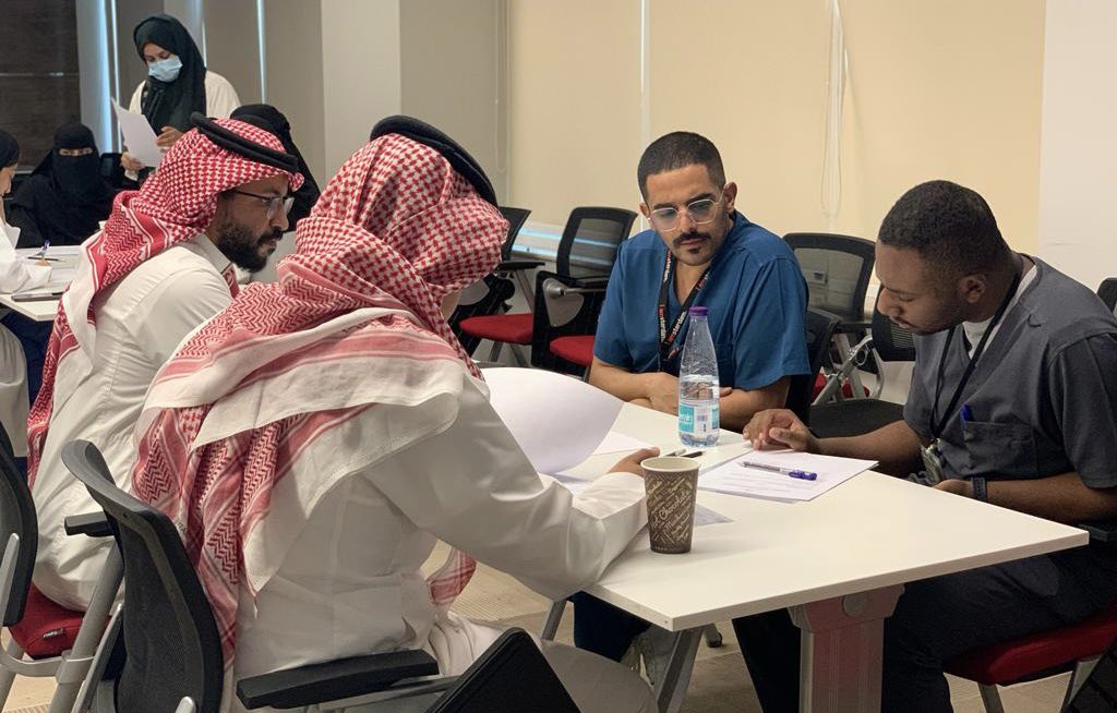 توعية وتثقيف منسوبي #مستشفى_الأمير_محمد_بن_عبدالعزيز_بالرياض حول تطبيق أفضل الأساليب الحديثة للعناية بصحة كبار السن بهدف تقديم خدمات صحية متكاملة من خلال محاضرة تعريفية وورشة عمل تفاعلية  

#تجمع_الرياض_الصحي_الثاني