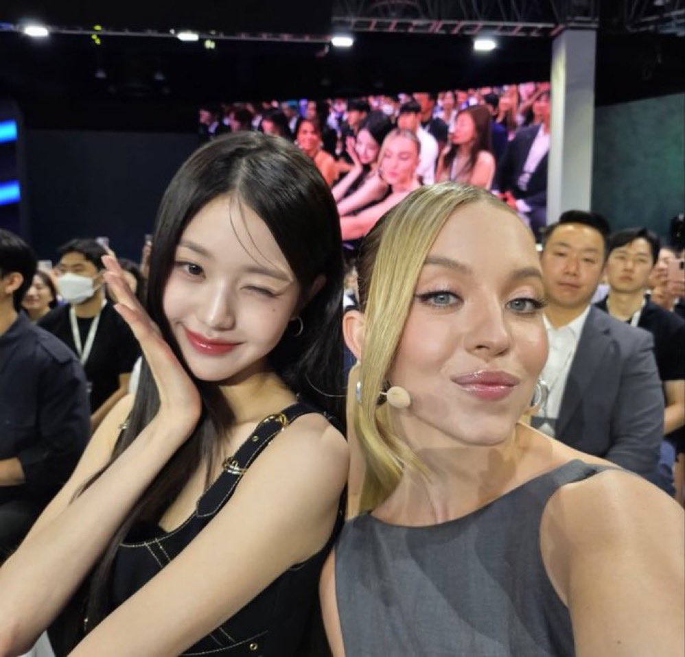 PopBase's tweet photo. Sydney Sweeney and IVE's Wonyoung take a selfie together at the 2023 #SamsungUnpacked Event. https://t.co/bi1Oe3mUgb