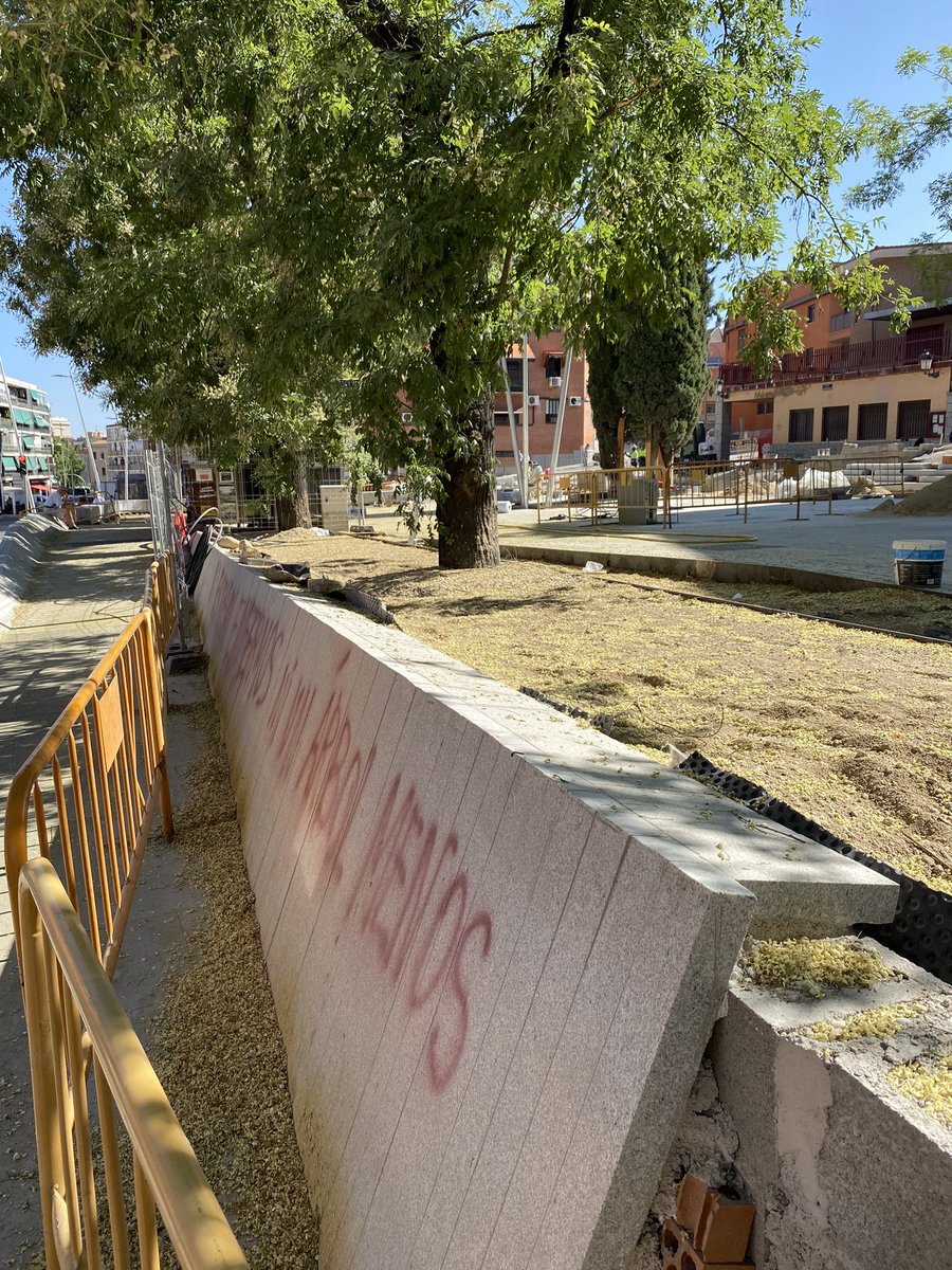ArbolMesa's tweet photo. La reforma del @MADRID de la #PlazadelaEmperatriz en #carabanchel ahoga los arboles, el tronco no puede estar así, se esta causando un daño increíble al arbolado, necesitan respirar.
#SalvemosNuestrosParques https://t.co/J1rFBUNjBx