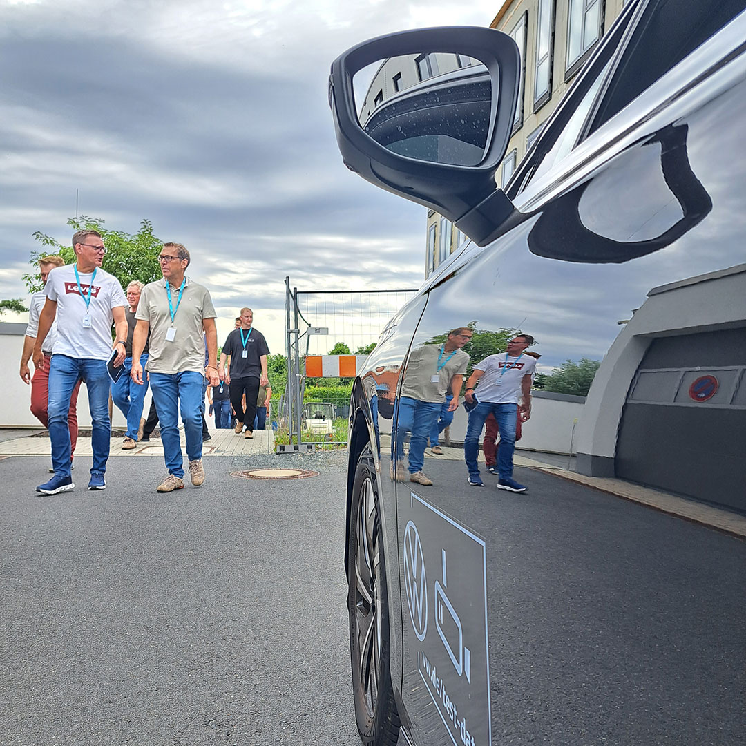 tracetronic's tweet photo. #Boxenstopp bei #tracetronic in #Dresden. Mitte Juli waren 8 VW-Erprobungsfahrzeuge unterwegs von Wolfsburg nach Mlada Boleslav, um jede Menge Messdaten zu sammeln. Unsere KollegInnen haben die Erprobungsfahrzeuge genaustens unter die Lupe genommen. 😊 https://t.co/59gLLGYKOX