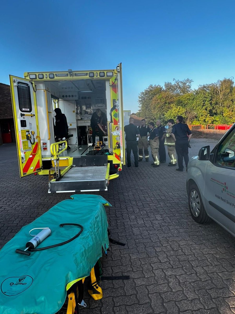 NewtownFireStn's tweet photo. A different sort of drill night last night, @WelshAmbulance came down to familiarise the crew on their vehicle, how to operate certain bits of kit and where everything is stowed away. 

Thanks again to Dan and Mandy! 
@mawwfire 

#TeamWAST #traintogether #emergencyservices https://t.co/pC8htAoqwZ