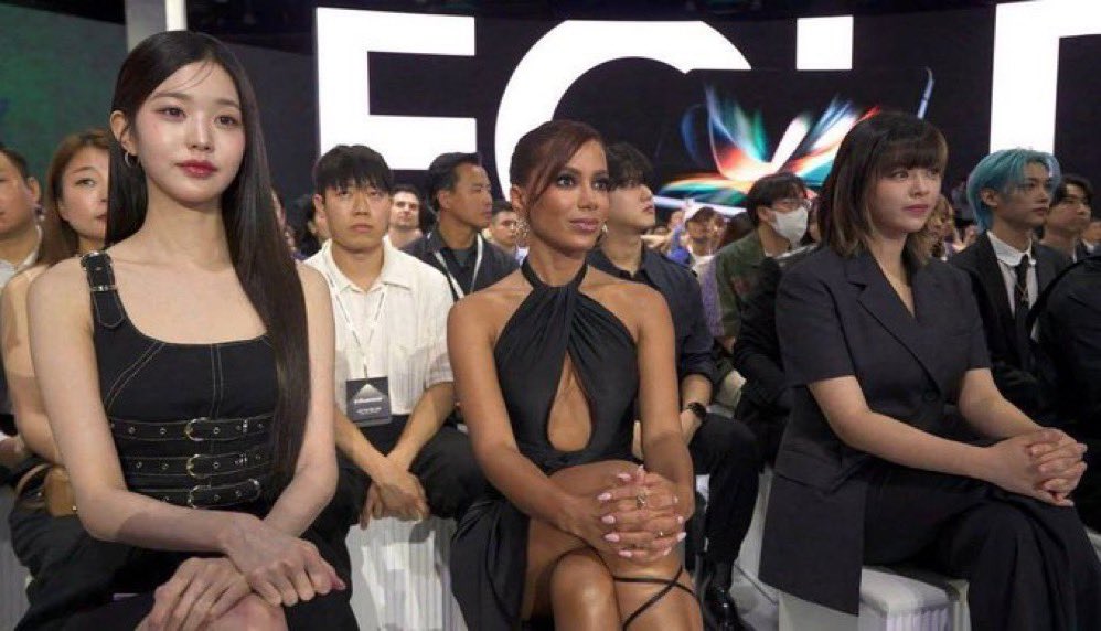 PopBase's tweet photo. IVE's Wonyoung, Anitta and TWICE's Jeongyeon seated together at the 2023 #SamsungUnpacked Event. https://t.co/coMmfqC9VN