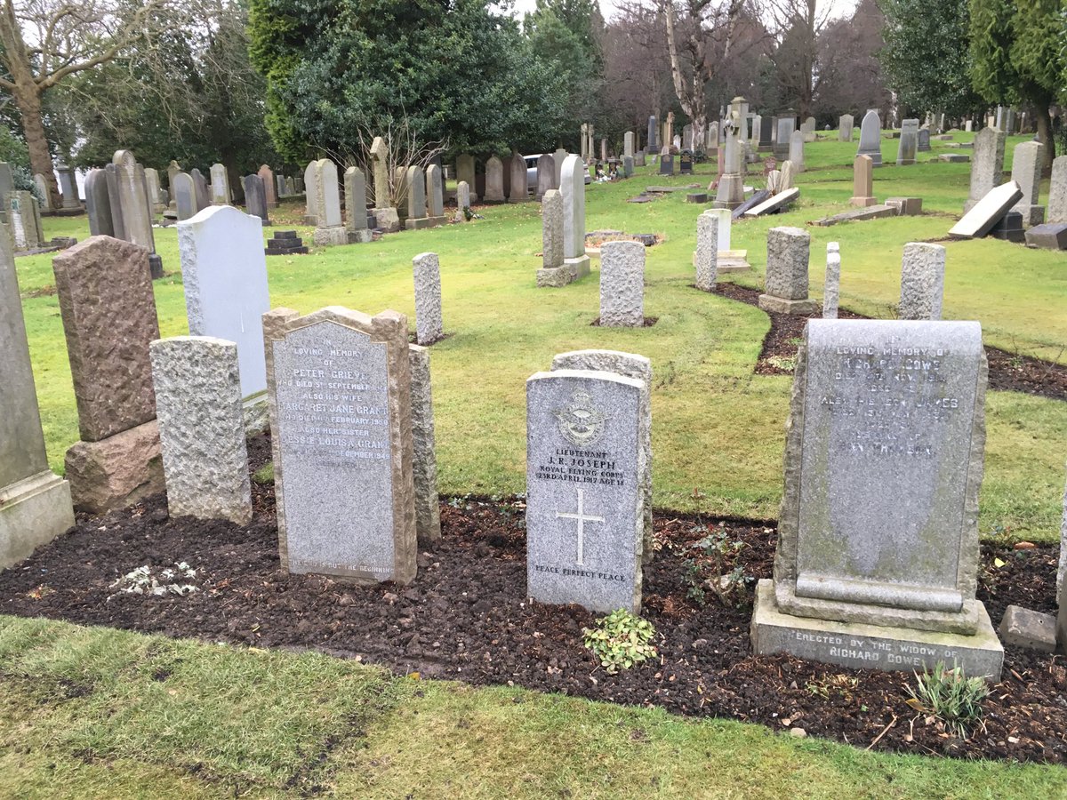 Short tour of #Comely BankCemetery for visiting friends this morning-if you arrive telling me you ‘don’t know much about @CWGC’ you’ll certainly know a lot more by the time you leave! #Education #Heritagetourism #Edinburgh #visiting