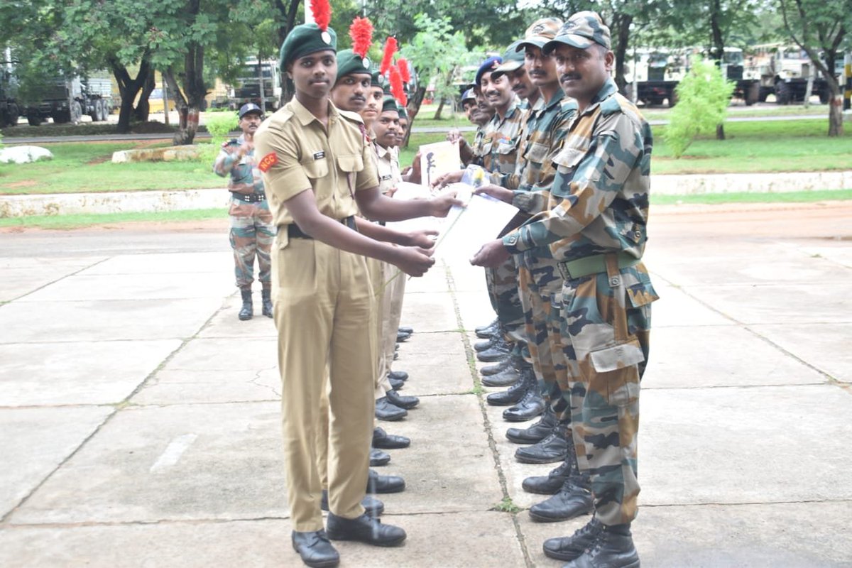 dprohyd's tweet photo. NCC Cadets of 1 Telangana Bn of Hyderabad Group visited an Arty Regt to pay their respect and gratitude to the soldiers on the occasion of #KargilVijayDiwas2023. Cadets handed over letters of gratitude and roses to the soldiers. Just a way to respect our Bravehearts. https://t.co/1gPF1Svkjw