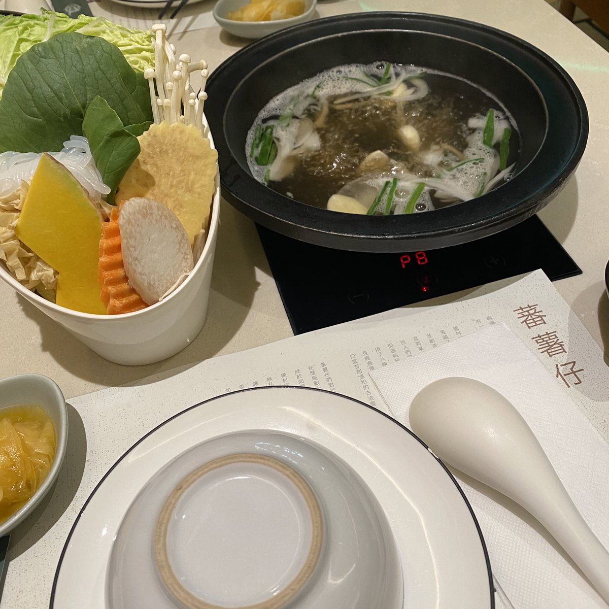 hanji-a🍲✨ หม้อไฟไต้หวัน หม้อส่วนตัวเลือกคนละเซ็ท มีหมูเนื้อหลายแบบ 100/180/200g ราคา ~500-800 มีซุปหลายอย่าง ที่ลองคือ classic ซุปกระดูกหมู ส่วนตัวรสชาติเฉยๆ สะอาด+คุณภาพ บริการดี ที่ชอบคือร้านสวย คนไม่เยอะ มานั่งคุยได้เรื่อยๆแบบเพลินๆ ไม่ต้องแย่งกันคีบ😂 <a href="/aroii/">@aroii บอกต่อ</a> #อร่อยบอกต่อ