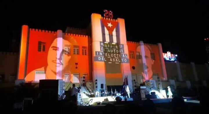 Celebra #SantiagoDeCuba en la madrugada de este 26 de julio emotivo acto por el 70 aniversario del asalto a los cuarteles Moncada y Carlos Manuel de Céspedes.  #70Moncada #ConTodosLaVictoria
#CamagüeyJoven
#UneMejorJuventud