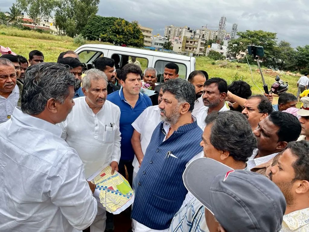 PresidentHennur's tweet photo. @thekjgeorge Today, Hon'ble Deputy CM Shri. @DKShivakumar, and myself inspected the following areas in #SarvagnaNagarConstituency along with other local leaders, residents &amp; RWA members.

- Proposed #MaruthiSevaNagar Flyover, at Baiyappanahalli IOC
- Inspection of #Banaswadi &amp; # https://t.co/Lp31Dy3Q7k
