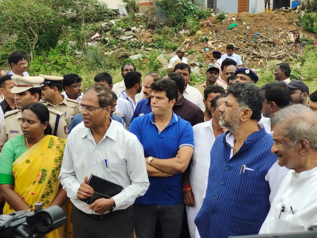 PresidentHennur's tweet photo. @thekjgeorge Today, Hon'ble Deputy CM Shri. @DKShivakumar, and myself inspected the following areas in #SarvagnaNagarConstituency along with other local leaders, residents &amp; RWA members.

- Proposed #MaruthiSevaNagar Flyover, at Baiyappanahalli IOC
- Inspection of #Banaswadi &amp; # https://t.co/Lp31Dy3Q7k
