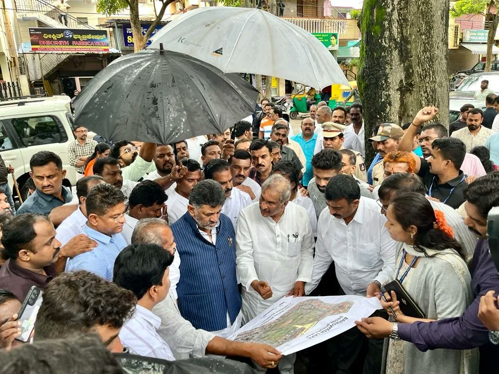 PresidentHennur's tweet photo. @thekjgeorge Today, Hon'ble Deputy CM Shri. @DKShivakumar, and myself inspected the following areas in #SarvagnaNagarConstituency along with other local leaders, residents &amp; RWA members.

- Proposed #MaruthiSevaNagar Flyover, at Baiyappanahalli IOC
- Inspection of #Banaswadi &amp; # https://t.co/Lp31Dy3Q7k
