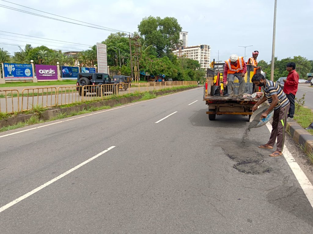 NHAI_Official's tweet photo. Potholes on Surathkal to Nanthoor section of NH-66 in Karnataka have been recently highlighted by media reports. These potholes were formed due to heavy downpour and got worsened due to blockage of natural water flow on the Highway.
#NHAI https://t.co/mifOsWmGuu
