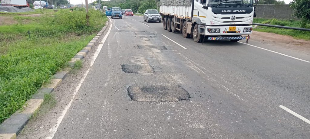 NHAI_Official's tweet photo. Potholes on Surathkal to Nanthoor section of NH-66 in Karnataka have been recently highlighted by media reports. These potholes were formed due to heavy downpour and got worsened due to blockage of natural water flow on the Highway.
#NHAI https://t.co/mifOsWmGuu