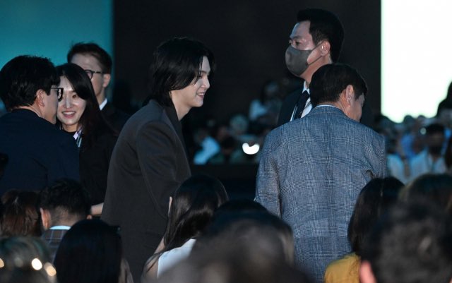 apoapo8059's tweet photo. ไม่เหมือนแขกเชิญมางานอ่ะ เหมือนCeo เหมือนท่านประธานบริษัทมากกว่า

SUGA OUR GALAXY
GALAXY UNPACKED WITH SUGA
#GalaxyxSUGA
#SUGAxSamsung
https://t.co/yYi7TAzpEL