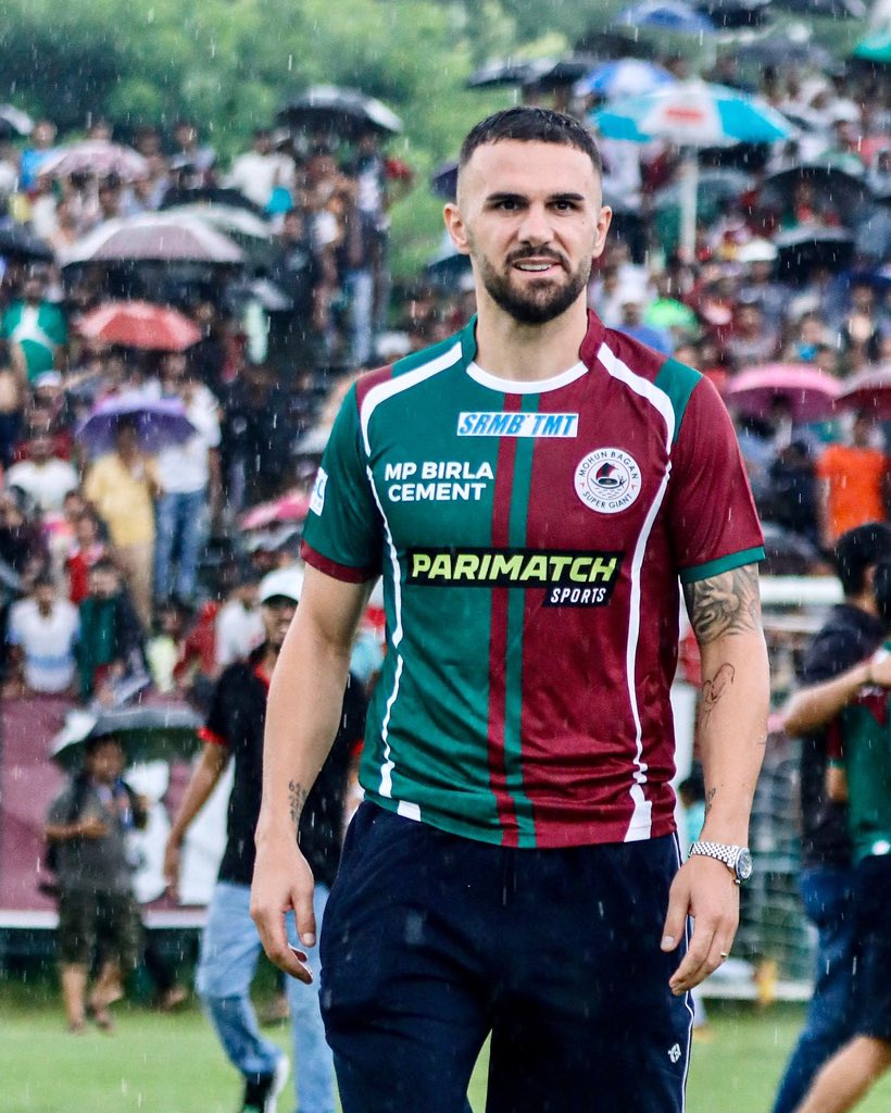 mohunbagansg's tweet photo. An incredible welcome for the new signings! What an atmosphere! 💚♥️

#MBSG #JoyMohunBagan #আমরাসবুজমেরুন https://t.co/lrBduhQcSz