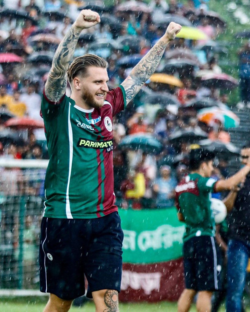mohunbagansg's tweet photo. An incredible welcome for the new signings! What an atmosphere! 💚♥️

#MBSG #JoyMohunBagan #আমরাসবুজমেরুন https://t.co/lrBduhQcSz