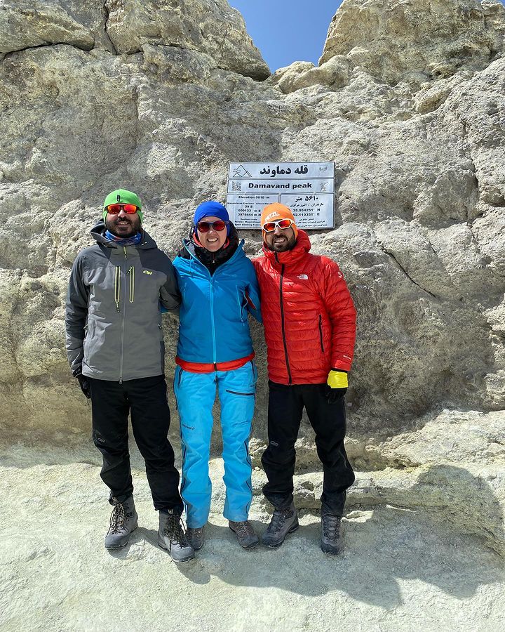 Zeugma Dağcılık Kulübü üyelerimiz Derya Toprak ve Tekin Toprak ile ekip üyesi Burçin Muluk 23 Temmuz da İran da bulunan 5610 metre yüksekliğindeki Demavend Dağı tırmanışını başarıyla tamamlayarak dönmüşlerdir.
Tüm ekibi kutluyor, nice güzel tırmanışlar diliyoruz.