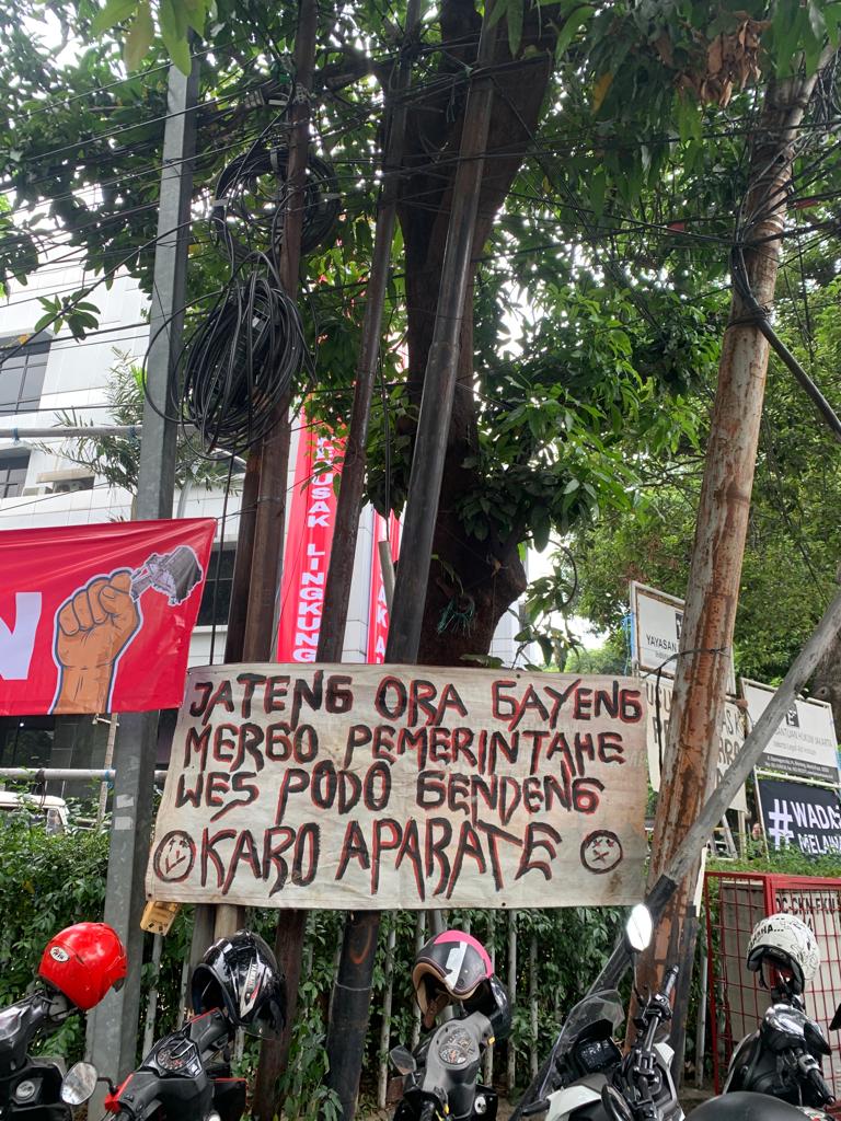 *Warga Wadas Gelar Konferensi Pers dan Bentangkan Spanduk #WadasMelawan Usir Perusak Lingkungan di depan Rumah Aspirasi Relawan Ganjar Pranowo Presiden 2024*