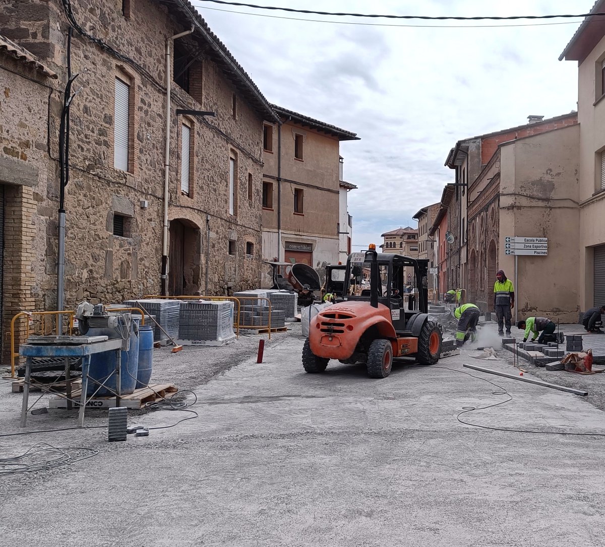 icman_sl's tweet photo. 🚧✅ Hem finalitzat les obres d’urbanització de la carretera BV-4608 al seu pas per Sant Boi de Lluçanès.

Formant una calçada de plataforma única, i creant un espai obert amb paviment de peces de formigó, harmonitzat amb nou mobiliari i jardineria.

@diba https://t.co/Y9mVr3Dn4R