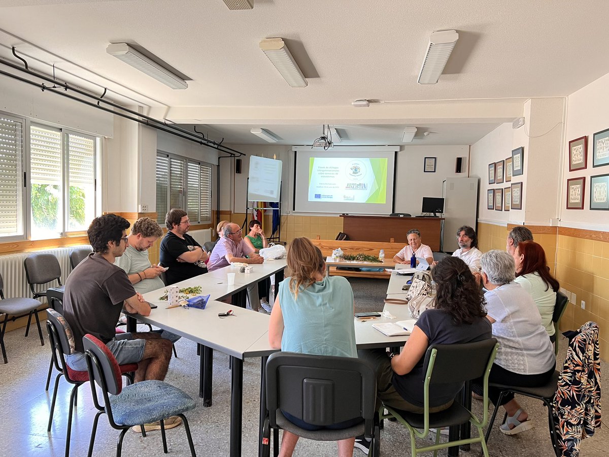 NatureValuing's tweet photo. We are talking about “el concejo”. As comunity jobs to improve natural resources. Thanks to Teo Nieto

We are in @iesaliste 
#Valuinfnature
@ValuingNatureES @ValuingNatureCR @ValuingnatureG @ValuingnatureL @ValuingR @usal @Ilisimatusarfik
#Aliste https://t.co/VwEH4cEIQp