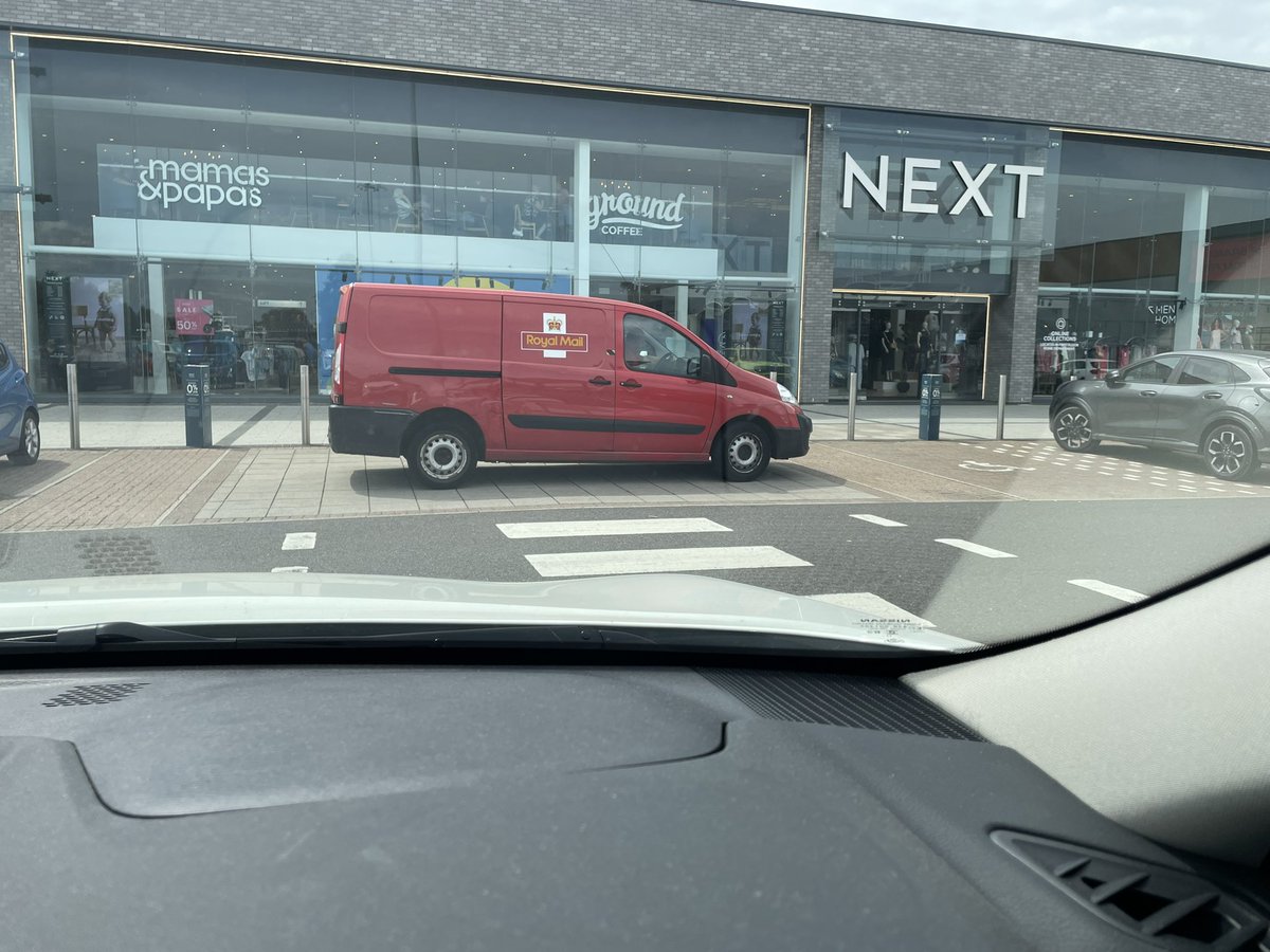 theprotohipste1's tweet photo. Great work @RoyalMail block a pavement and a pedestrian crossing 🤦‍♂️ https://t.co/iSDUhVbfCY