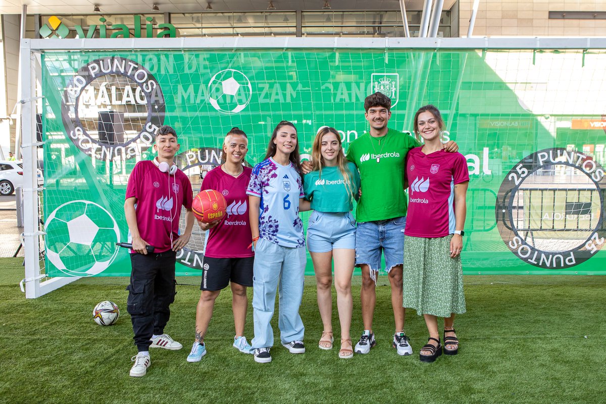 BMMalagaCosta's tweet photo. 💚🇪🇸

@ElenaCuadrado13 fue una de las protagonistas del stand de @iberdrola en Málaga para apoyar a la @SEFutbolFem 

#EllasJueganSoñamosTodos🙌 https://t.co/hya13YwtRk