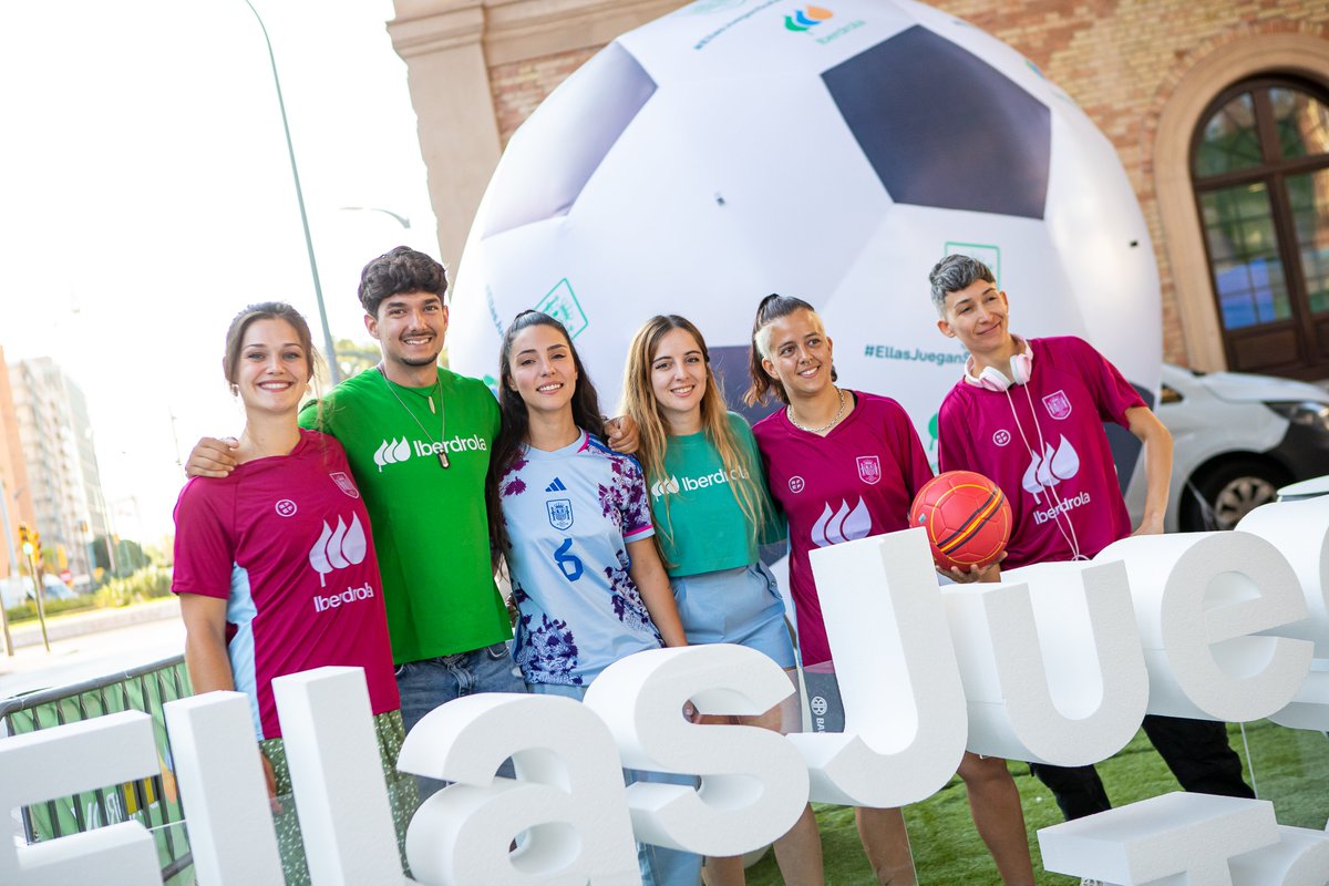 BMMalagaCosta's tweet photo. 💚🇪🇸

@ElenaCuadrado13 fue una de las protagonistas del stand de @iberdrola en Málaga para apoyar a la @SEFutbolFem 

#EllasJueganSoñamosTodos🙌 https://t.co/hya13YwtRk