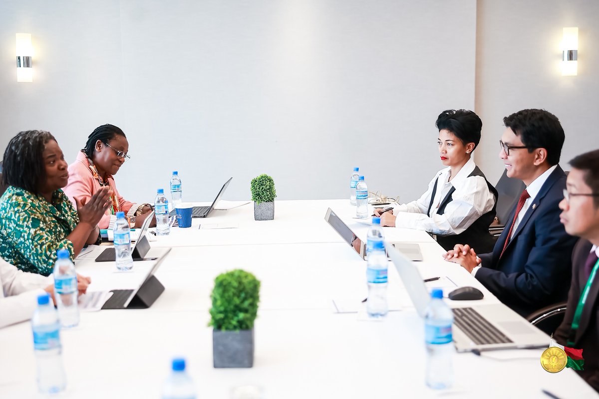 Le leadership de #Madagascar est reconnu par la <a href="/Banquemondiale/">Banque mondiale</a>.

Notre action a été saluée lors d'un entretien à #DarEsSalaam, notamment pour avoir deployé les réformes et accéléré notre transition #énergétique.

Nous continuerons de renforcer la présence de l'État à Madagascar.