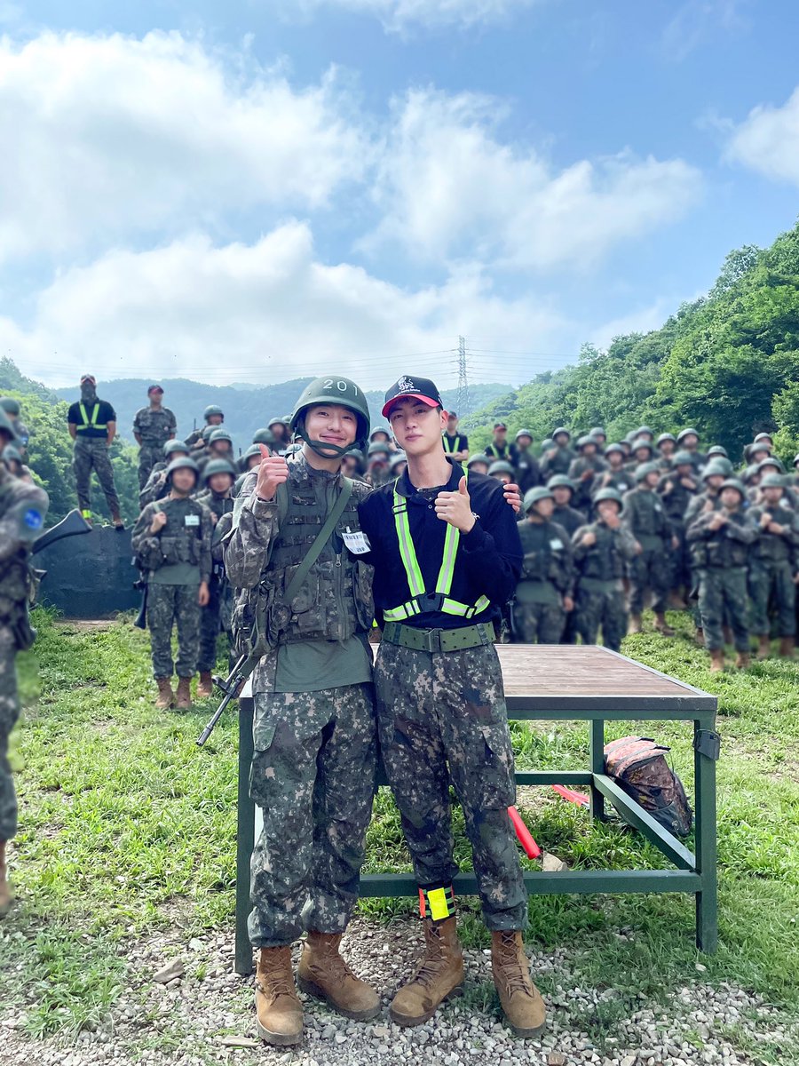 JinSwissArmy's tweet photo. [WEVERSE]

#JIN posted these pictures on Weverse together with Kang Seung Yoon from WINNER!☺️

CORPORAL KIM SEOKJIN
#방탄소년단진 #진 #JIN #BTSJIN @BTS_twt https://t.co/UbH3BUnkiI