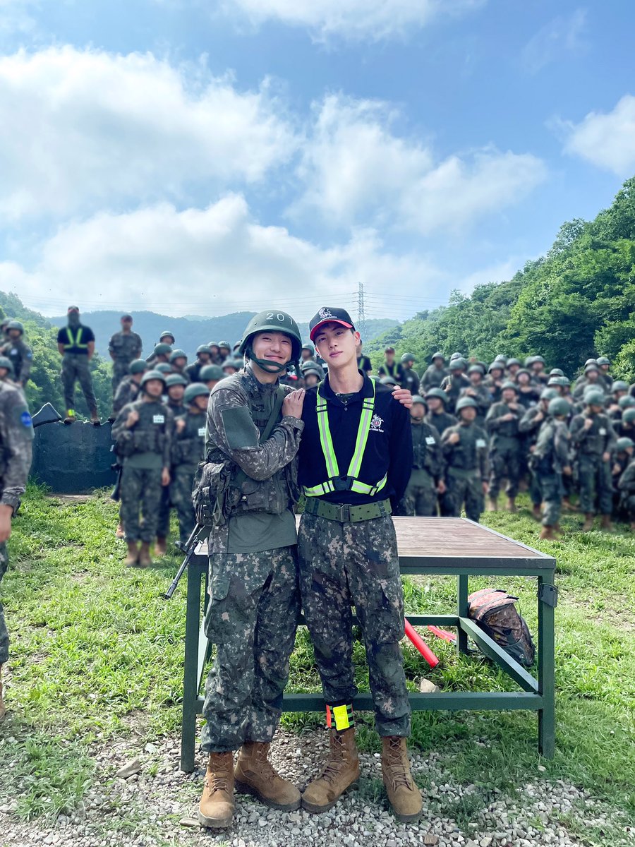 JinSwissArmy's tweet photo. [WEVERSE]

#JIN posted these pictures on Weverse together with Kang Seung Yoon from WINNER!☺️

CORPORAL KIM SEOKJIN
#방탄소년단진 #진 #JIN #BTSJIN @BTS_twt https://t.co/UbH3BUnkiI