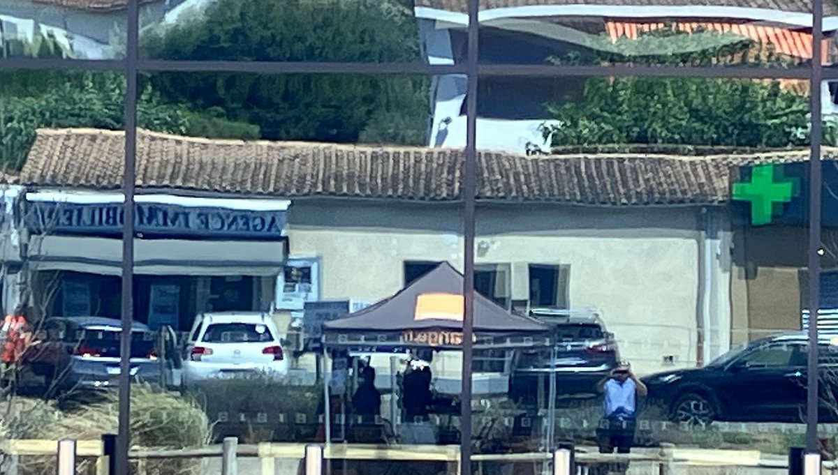 FranckLavagna's tweet photo. Tres forte appétence des habitants du #tignet pour la fibre @OrangePACA sur le réseau @thd06
Merci à M le Maire Claude Serra pour son passage sur notre boutique éphémÚre ce jour. https://t.co/69GCKaNaE1