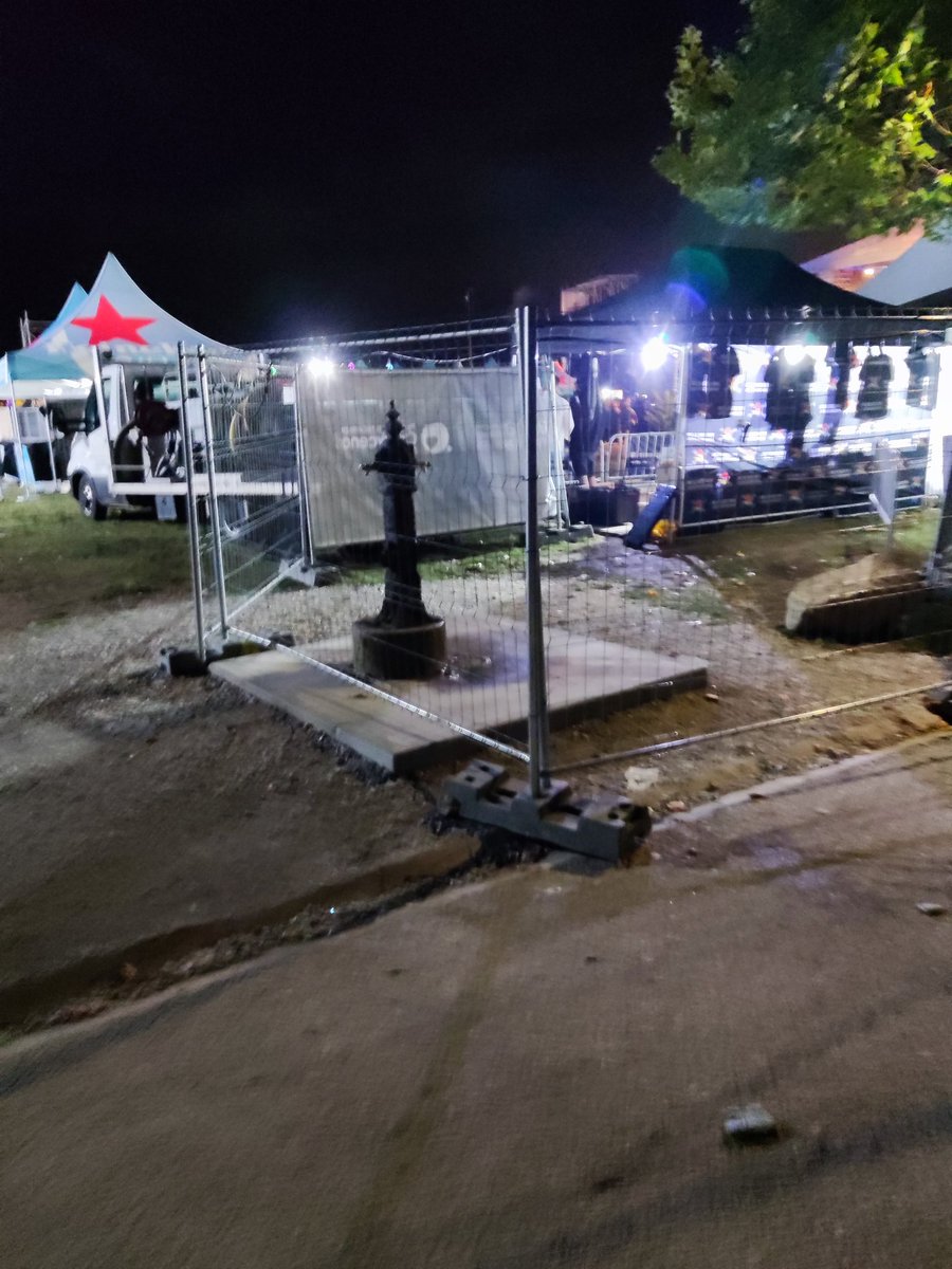 #santander #semanagrandesantander <a href="/ayto_santander/">Ayto. de Santander</a> cerrada una fuente pública por afuera del recinto de conciertos, los niñ<a href="/s/">『S』</a> del parque a 30 metros q entran a pedir agua??? Les cobrarán el vaso??