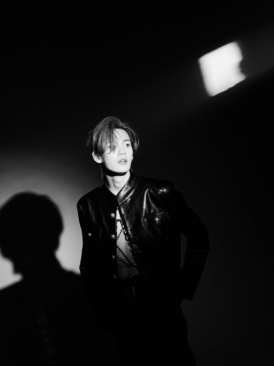 double_m_stitch's tweet photo. 뭐야뭐야 이건 또 뭔데?? 가죽자켓이랑 체인이 이렇게 잘 어울려도 되나 나는 분명 확신의 흑발판데 염색할 때마다 자꾸만 흑발파인 걸 잊게되는 이게 맞는건가 싶으면서도 그냥 좋아 아마 그냥 밍밍이라서 그런가봐💙
#姚明明 #YAOMINGMING #야오밍밍 #요명명 #姚柏南 #YAOBONAN #야오보난 #요백남 https://t.co/ftImVUvFUj