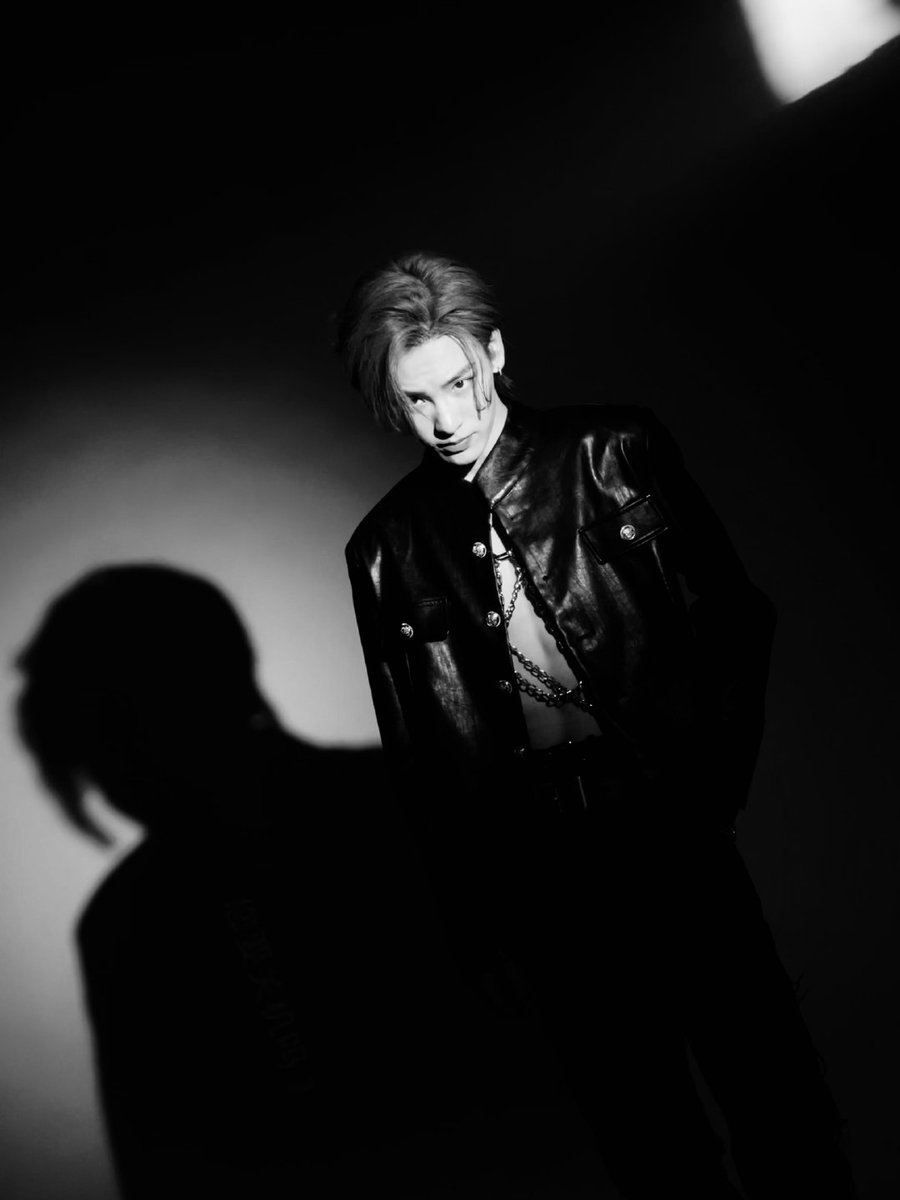 double_m_stitch's tweet photo. 뭐야뭐야 이건 또 뭔데?? 가죽자켓이랑 체인이 이렇게 잘 어울려도 되나 나는 분명 확신의 흑발판데 염색할 때마다 자꾸만 흑발파인 걸 잊게되는 이게 맞는건가 싶으면서도 그냥 좋아 아마 그냥 밍밍이라서 그런가봐💙
#姚明明 #YAOMINGMING #야오밍밍 #요명명 #姚柏南 #YAOBONAN #야오보난 #요백남 https://t.co/ftImVUvFUj